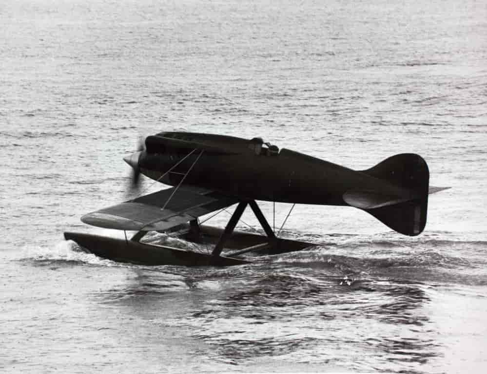 Гоночный самолет Макки М.39 на воде. На крыле хорошо видны его поверхностные радиаторы охлаждения мотора